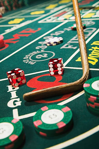 motorslot Texas Hold'em table displayed on mobile phone with hole cards, community cards, and betting controls